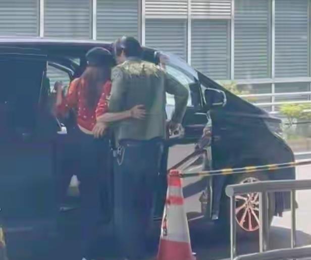 林志玲夫妇机场同框，结婚多年仍甜如热恋！
        车边亲密搂腰，全程默契