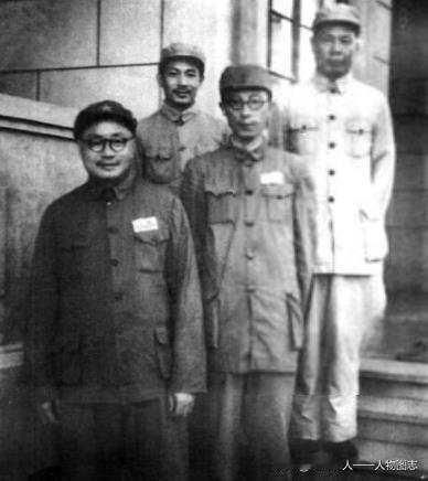 1949年5月陈丕显(左二)与刘伯承(左一)、管文蔚(左三)、惠浴宇(左四)在无