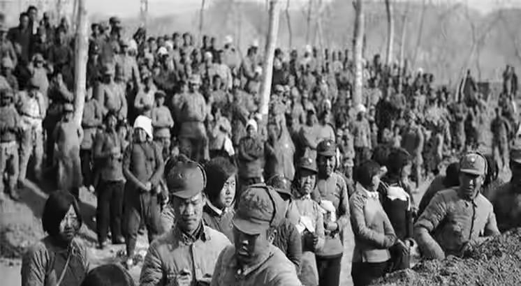 1949年12月解放军第二野战军的队伍，浩浩荡荡开进川南地区。
谁也没想到一群衣