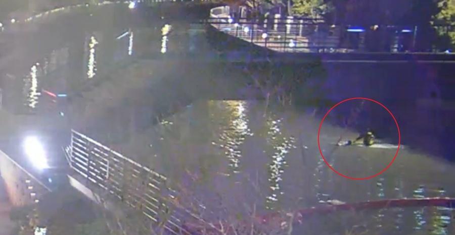 【“我是警察，关键时刻就得往前冲！”上海五旬民警元旦夜跳河救轻生女子】元旦佳节，