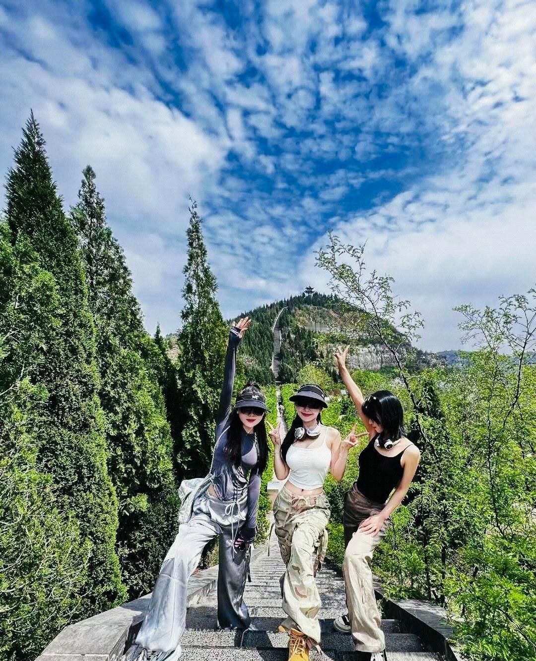 青春就是这样，有好友相伴，在阳光下尽情释放活力，会成为记忆里最闪亮的片段。