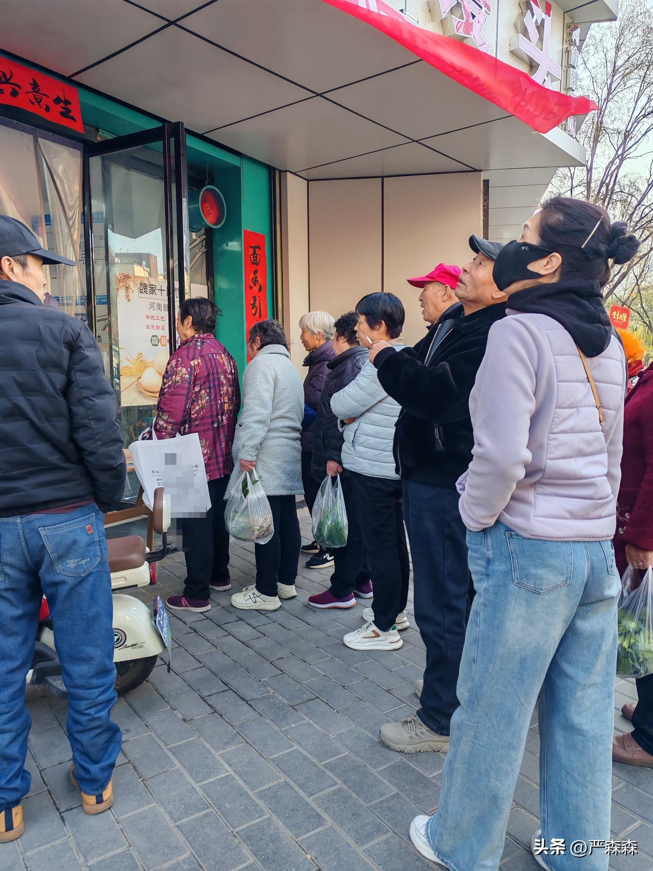 馍店人气旺
3月21日，坐标西安。此刻我正在通往车城的路上，发现有一个红红火火的