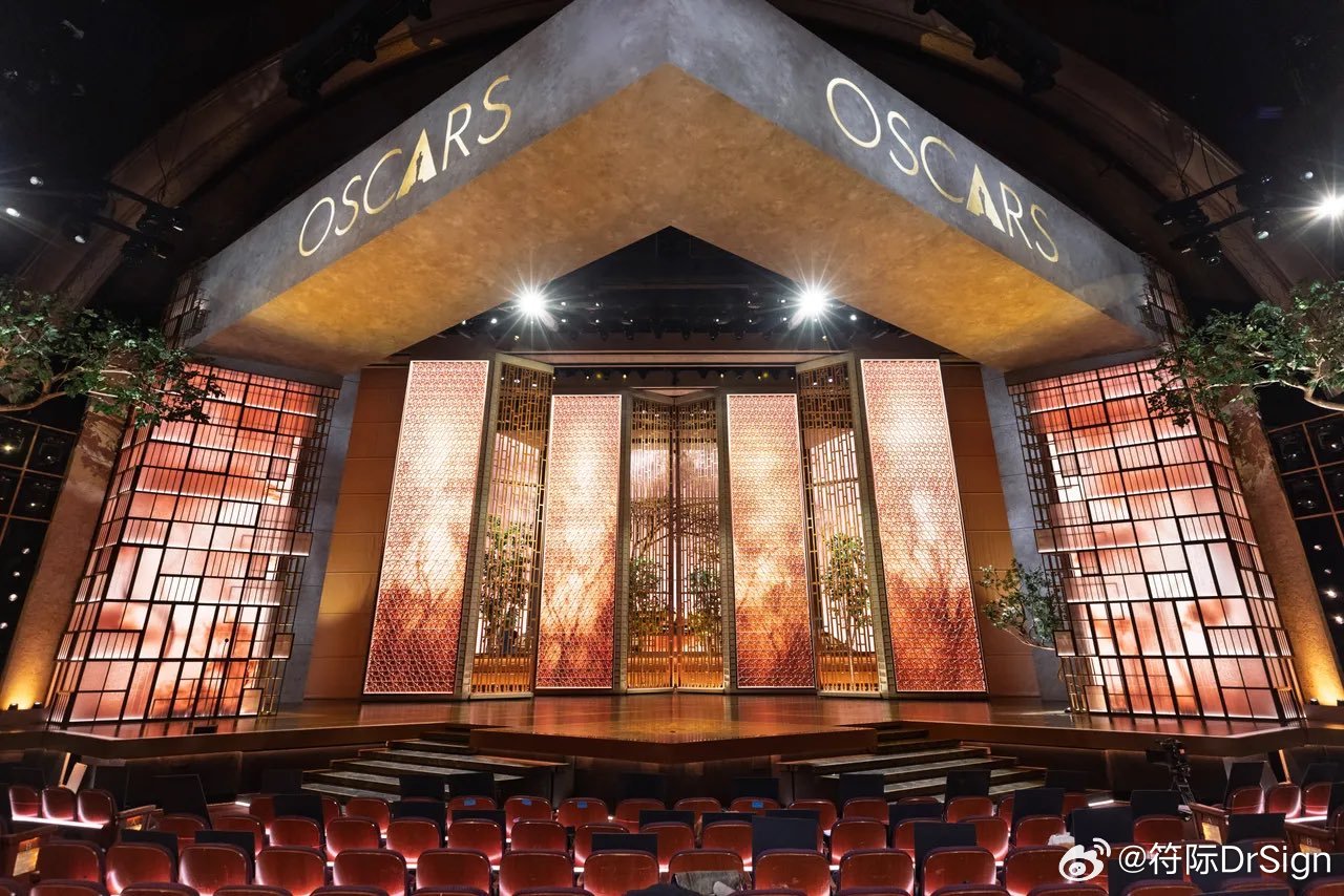 今年奥斯卡会场怎么有点中国风的感觉，背后好像屏风啊奥斯卡