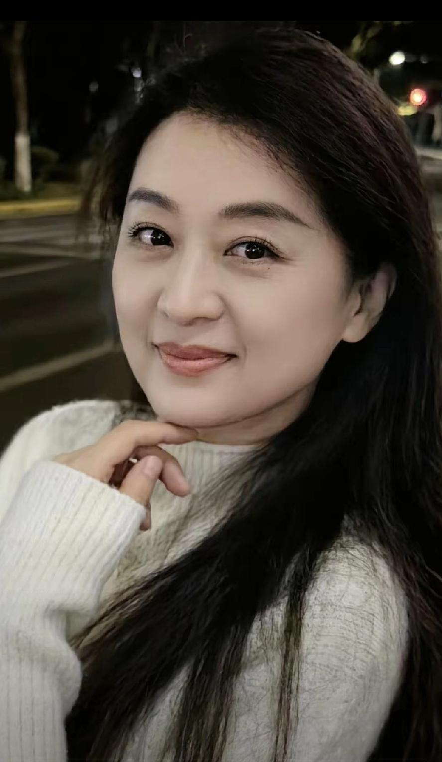 夜色如墨，美人如画。