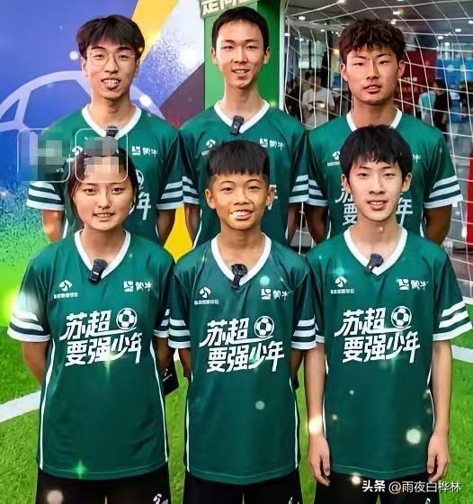 太燃了！
6名中国少年即将站上世界杯决赛的草坪，
亲手护送FIFA会旗入场。
