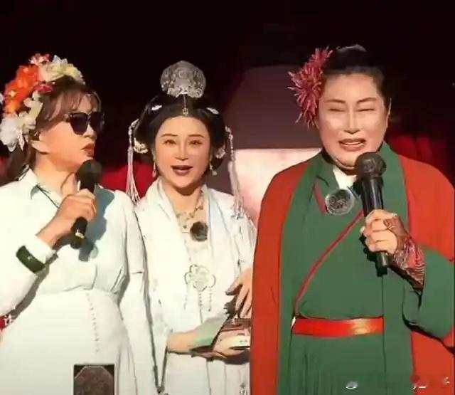 景区回应刘晓庆和王婆互动冷淡有现场游客认为她“架子大，让场面尴尬”，觉得明星既然