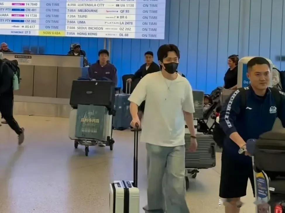 刚落地美国直接踩大坑！
国乒全员碰上去年坑输一众主力的滑溜溜球台！
 
洛杉矶大