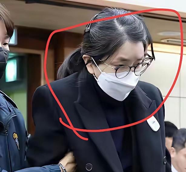 ​韩国法院最终还是手下留情了，对金建希的判决特检组特别的严厉要求，判处她15年的