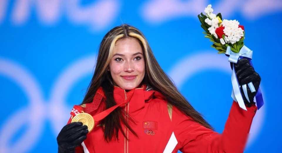 谷爱凌跌入低谷，伤病与网暴双重夹击，她还能站上雪道吗？

2025年，谷爱凌接连