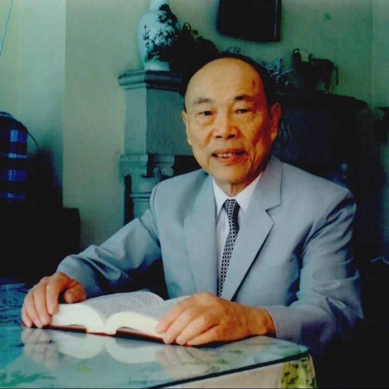 上世纪六十年代，知名桥梁专家李国豪设计南京长江大桥时，建议建设六车道，当地却坚持