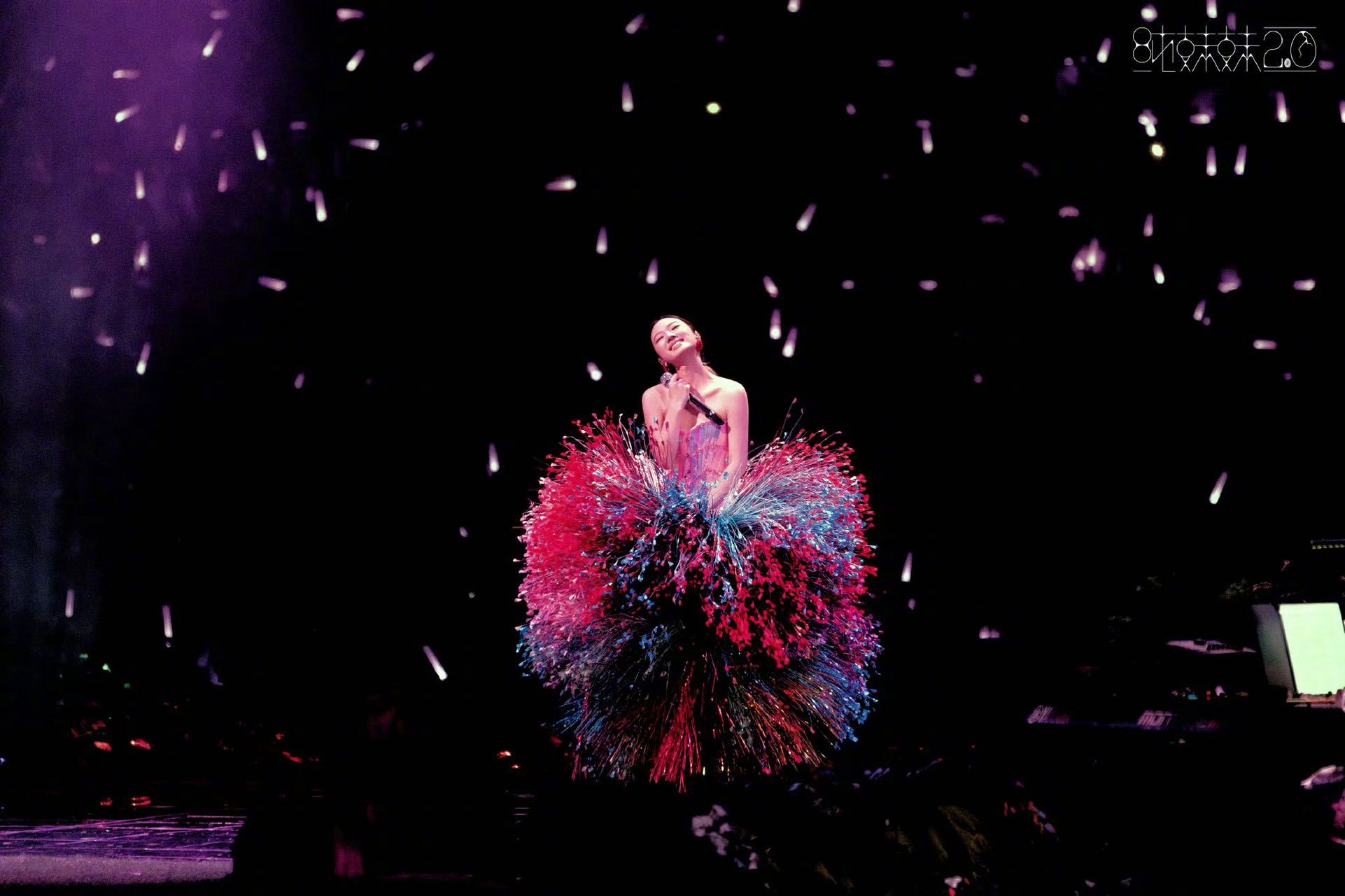 单依纯唱轻轻地告诉你的杀伤力抵挡不住的温柔暴击！单依纯在深圳演唱会唱响《轻轻地告