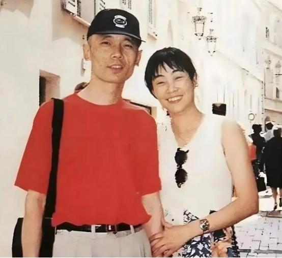 1995年，葛优拍戏赚了350万，把钱全部交给了妻子贺聪。谁知贺聪转身就在北京买