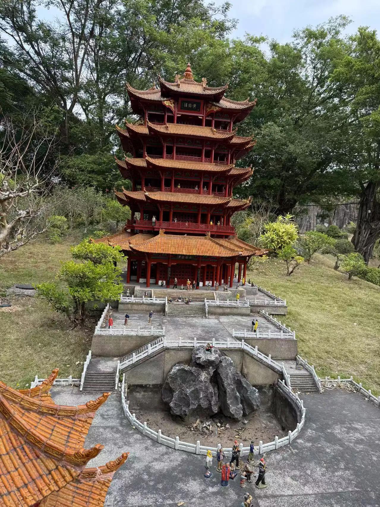 幸亏买了16pro,才看得清黄鹤楼上面的字，没买苹果手机之前，我是没有看得到黄鹤