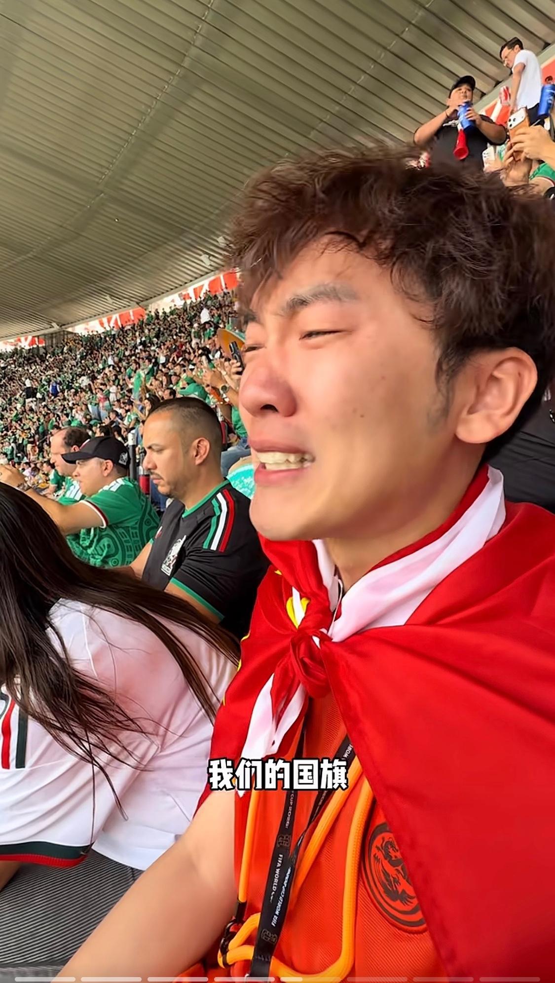 我想安慰他，却不知该说什么。要不就说一说英格兰球队在佛罗里达被偷光的事吧，听说球