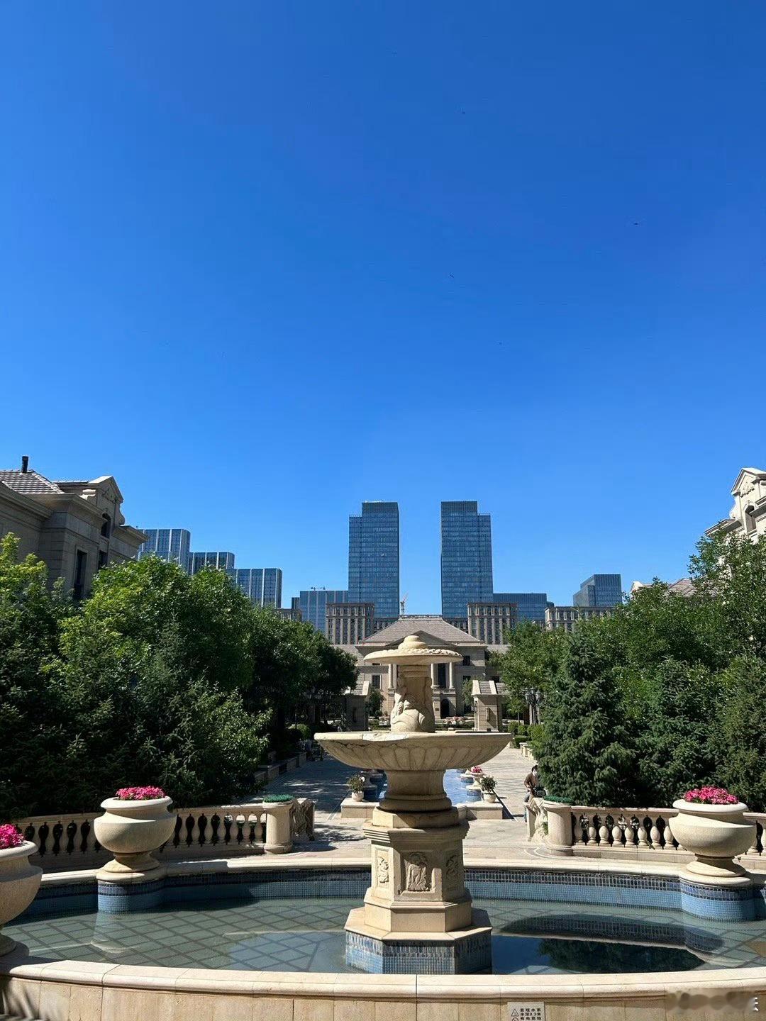 天空永远那么蓝，太阳永远晚落山。乌鲁木齐就是一个这样让阴影无处遁形的城市。一年一