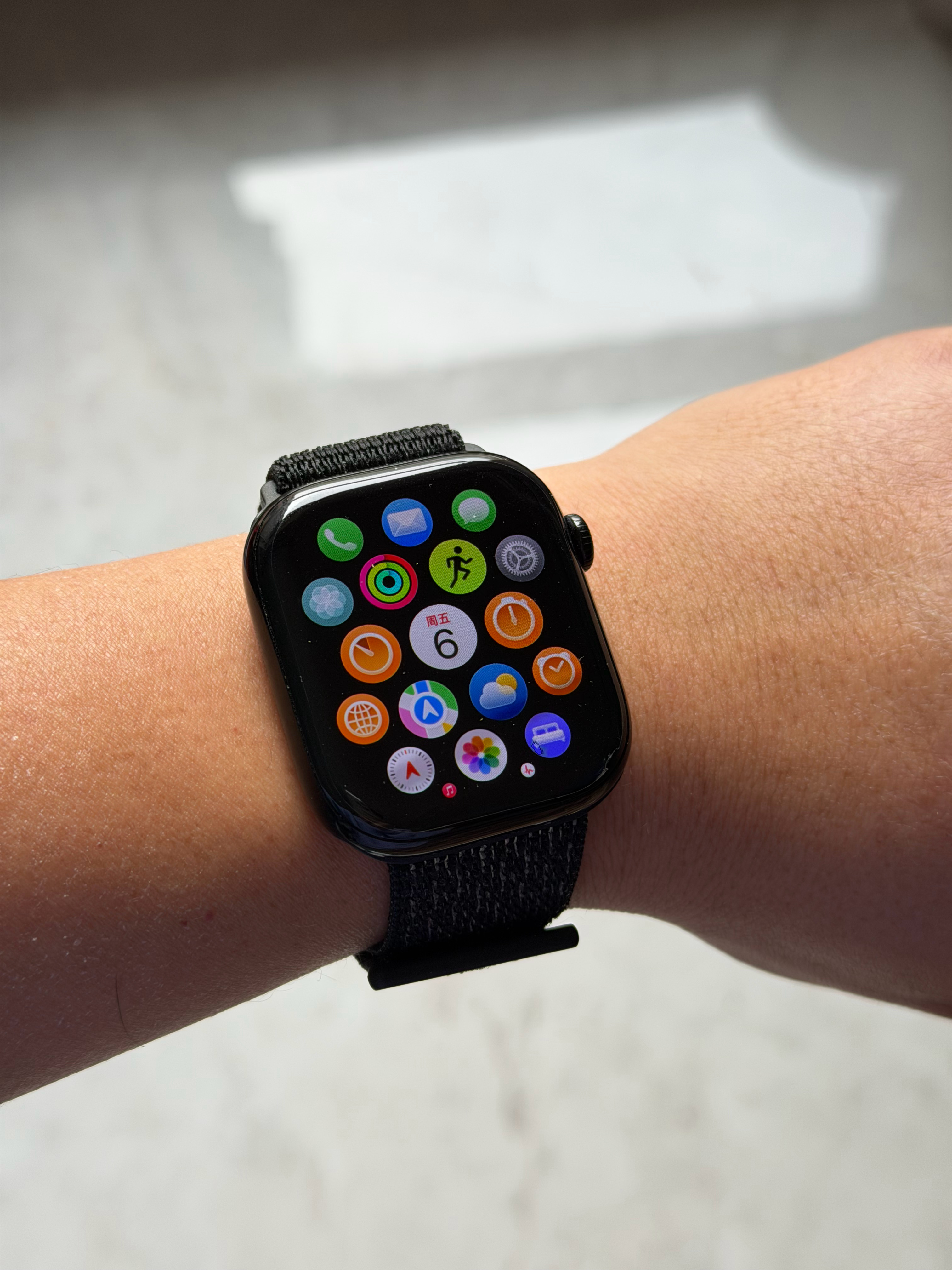 戴电子手表人的统一奇怪动作我的奇怪动作就是不自然的想要漏出手表，同时时不时的看一