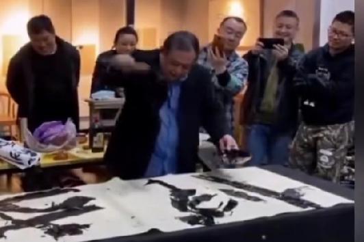 书法界最丑陋的一幕！一群所谓的大师专家践踏中华文化！

看看人家李明的书法，一群