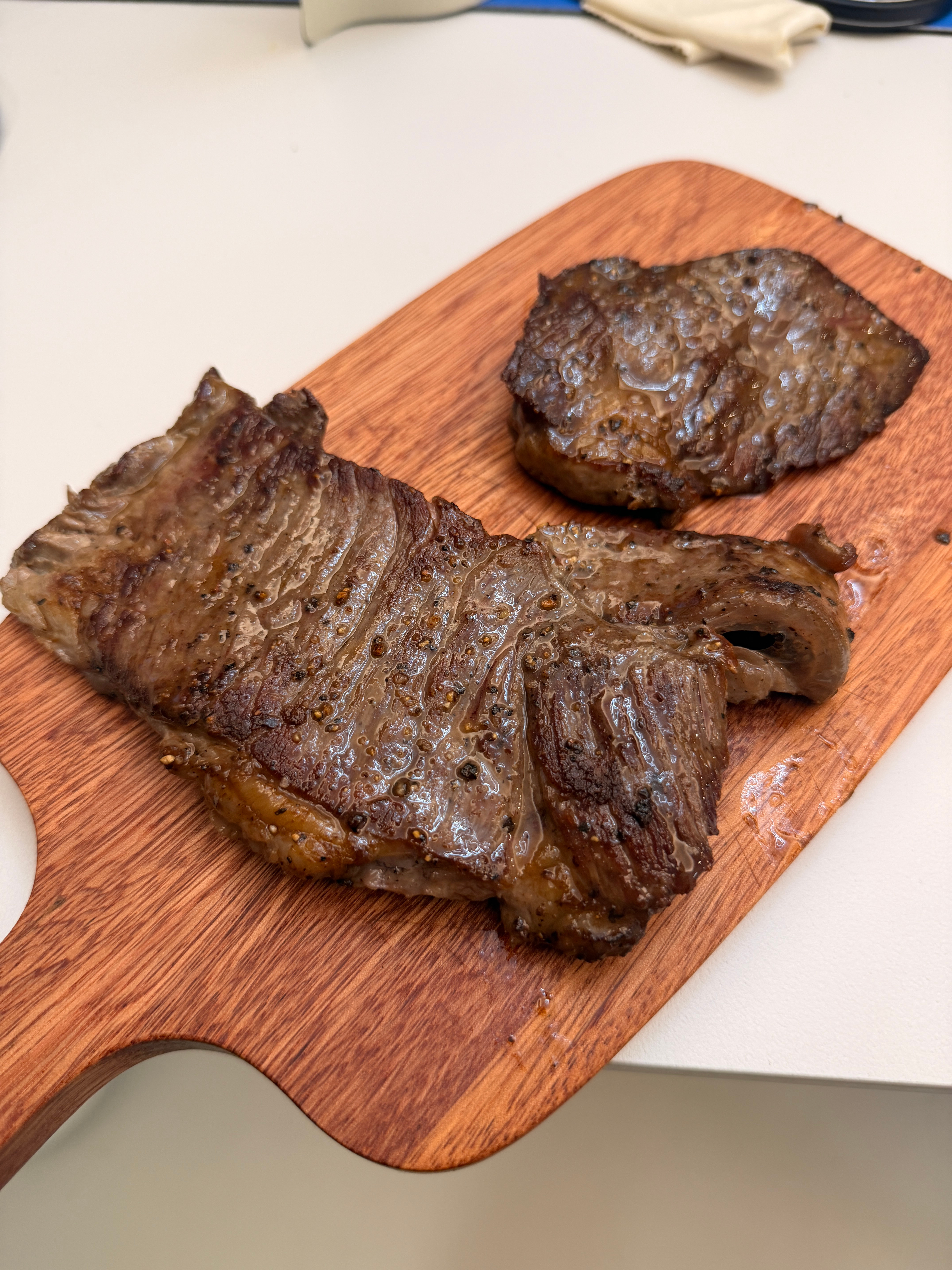 今晚在工作室煎牛排🥩吃！！！弟弟下午花了10000块买了根台球🎱杆子～现在年