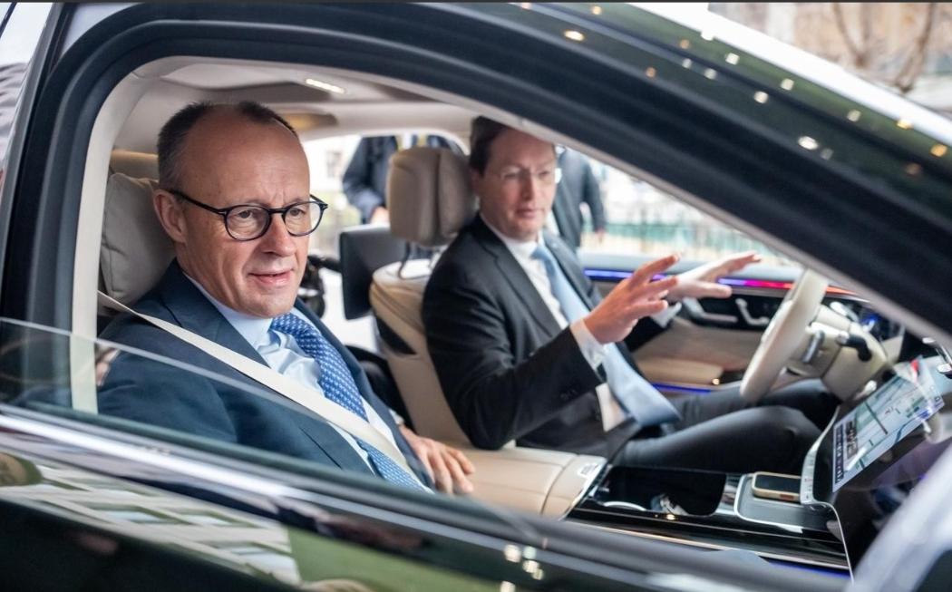 2月26日，德国总理默茨在北京参观了梅赛德斯-奔驰后，突然失去了“自信”。因为当