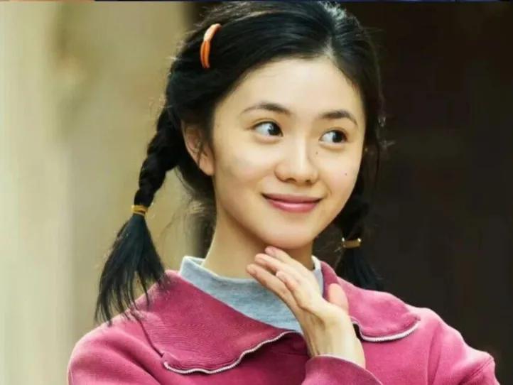 《主角》里最打动我的是主角忆秦娥。她本是乡下放羊的普通女孩，天资不算出众，性格木