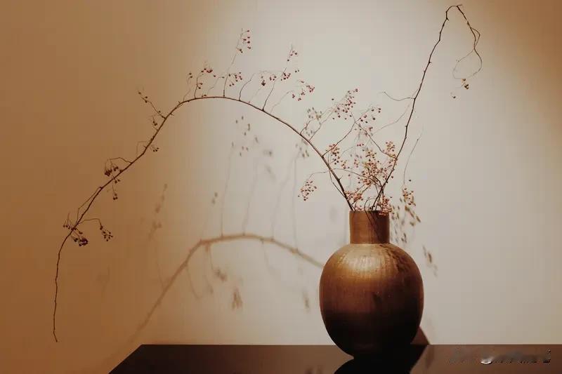 佛说，
平凡即圆满。
做人不必追名逐利，
守本心、存善念便好；
做事不贪大求全，