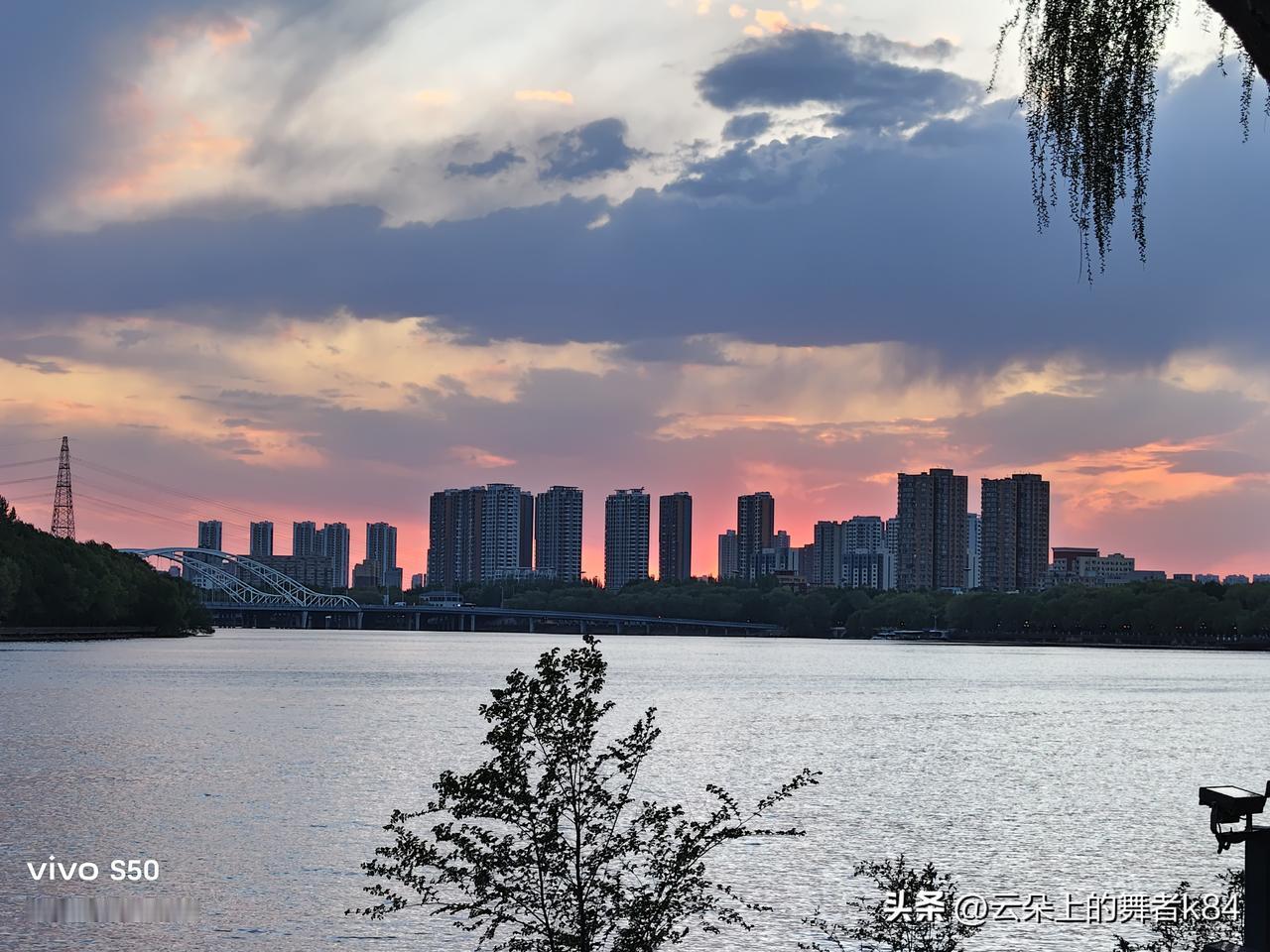夕阳下的城市天际线，宁静而美丽。