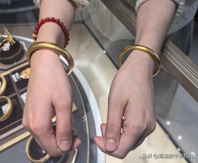 今天下午，实物黄金跌得太明显了！
3月28日，一只52克的金镯子，一算账真的吓一