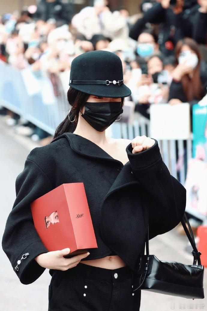 虞书欣今日上班 依旧时尚大师课 