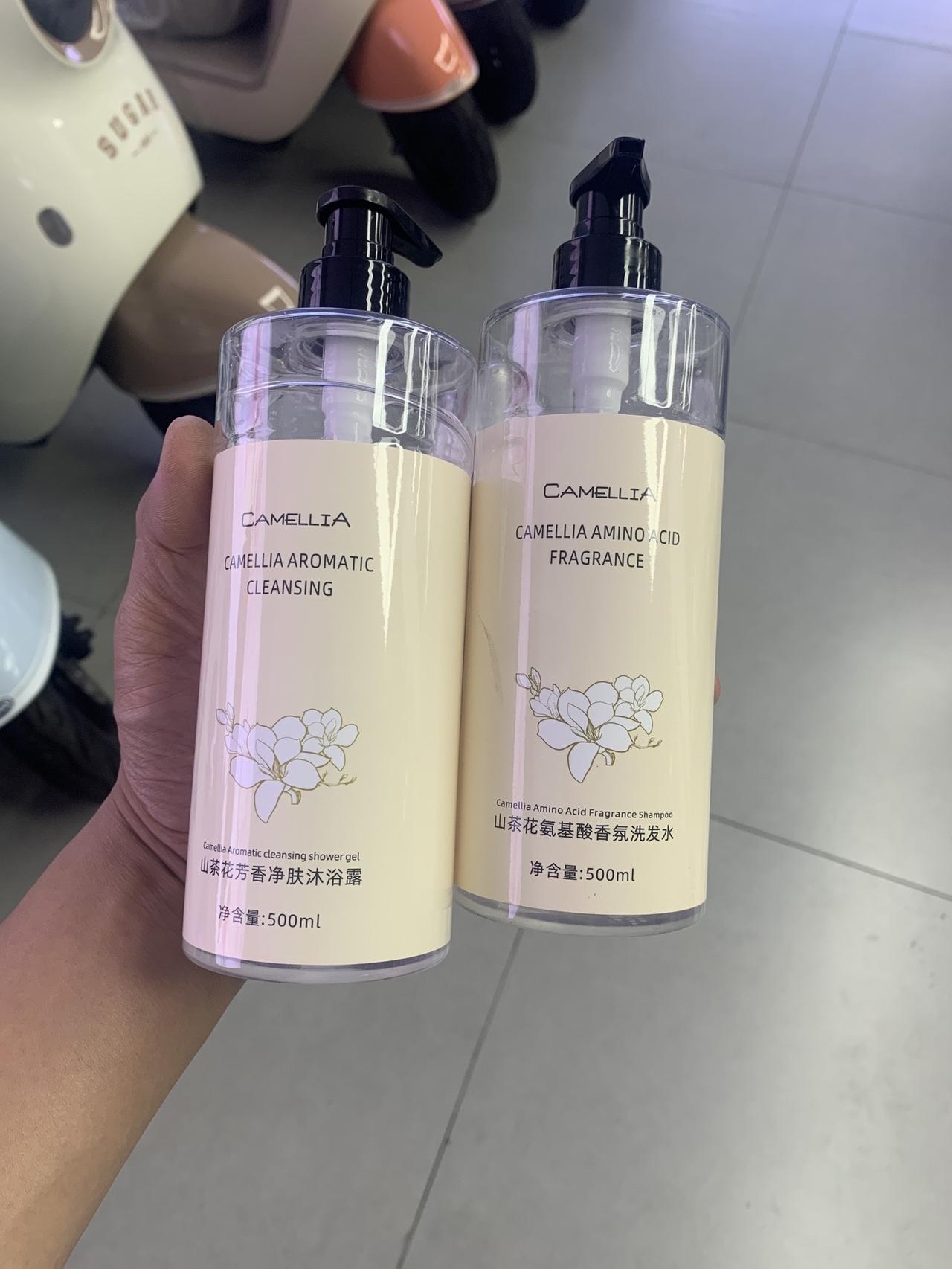持久芳香✨ 山茶花洗沐套装，清洁蓬松💦今天我给大家安利的是山茶花洗沐套装！这款
