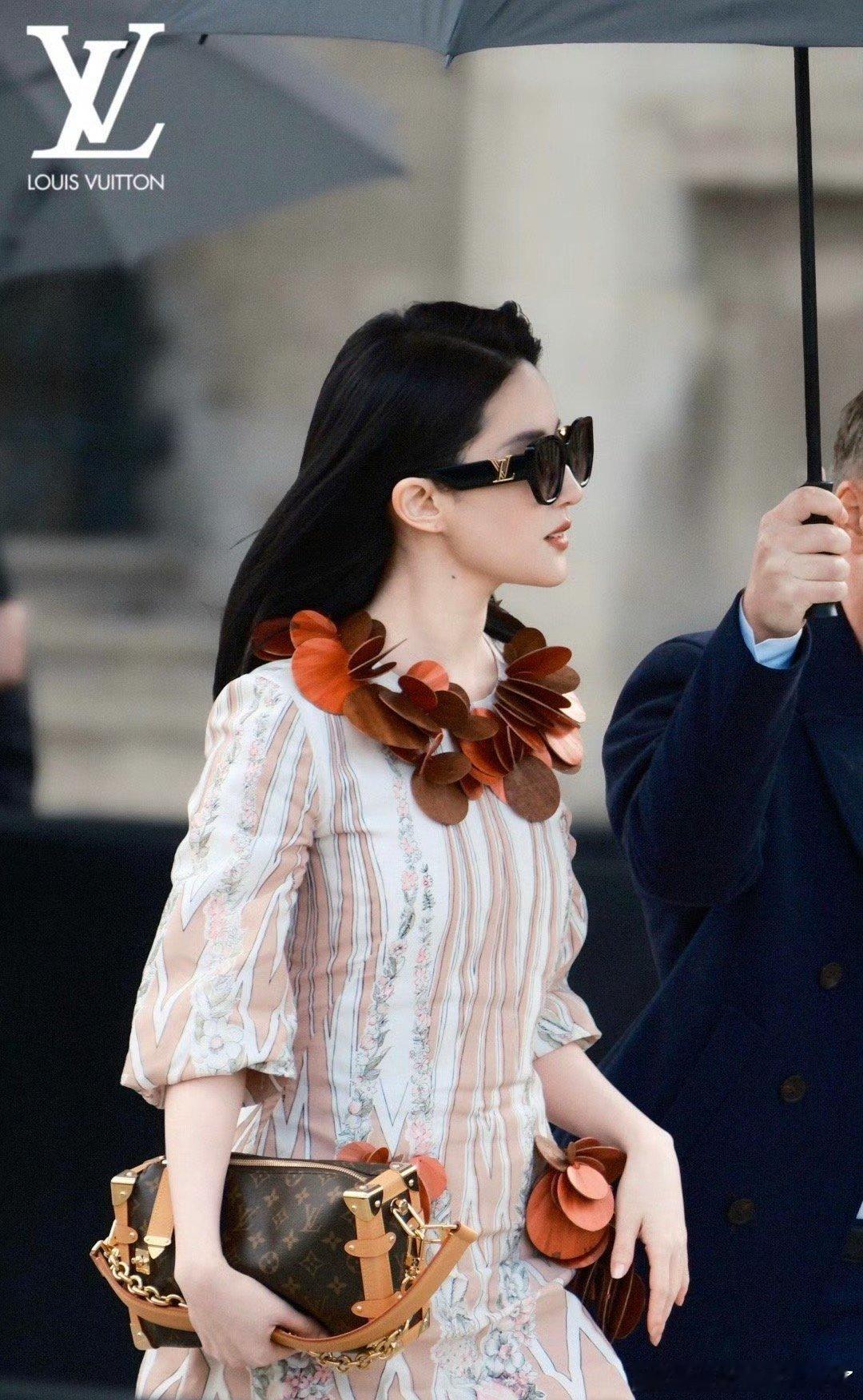 刘亦菲撑伞神图🈶！此女就这样轻轻松松出了神图刘亦菲