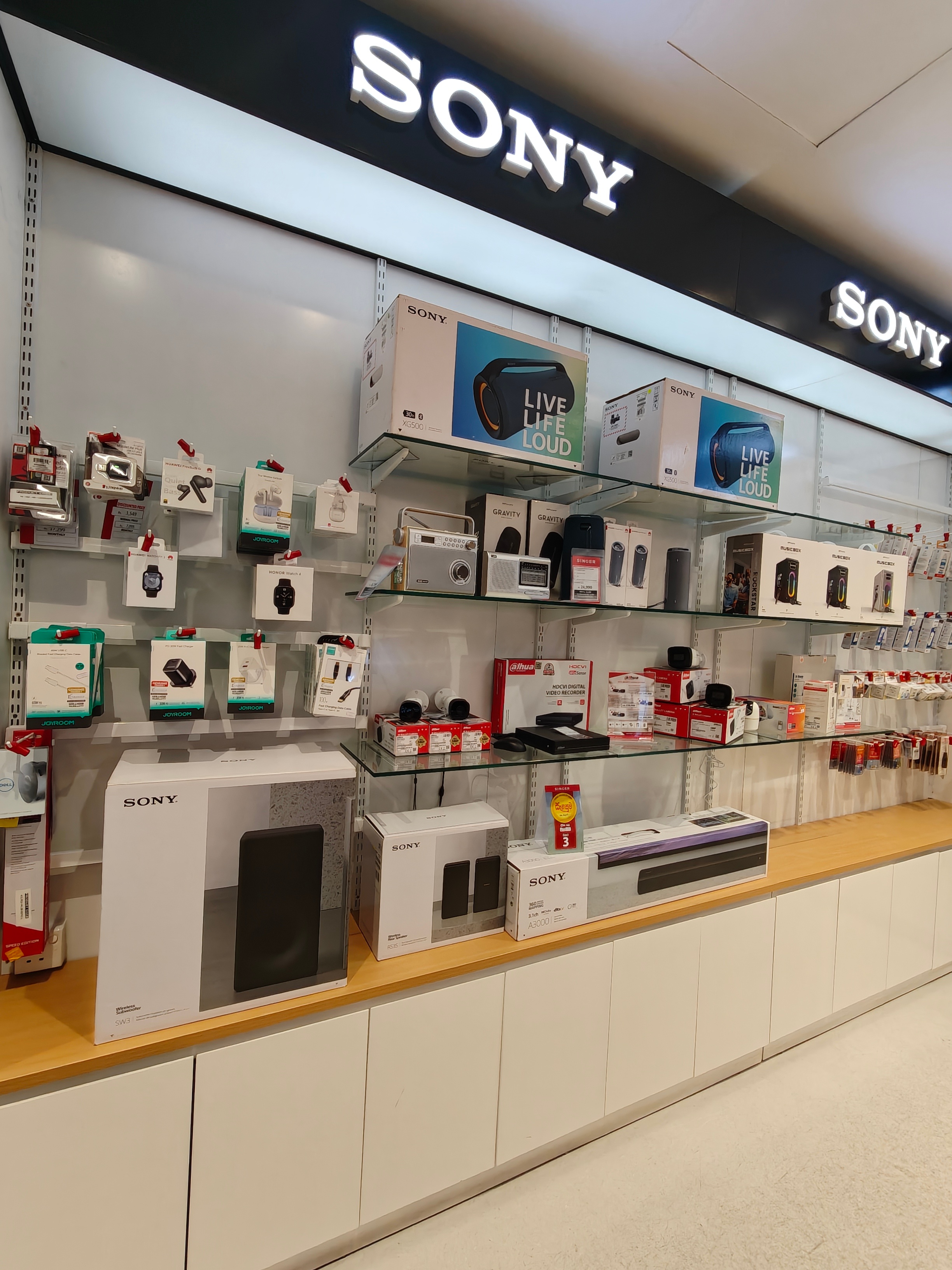 数码博主总是忍不住逛一下海外的「家电 3C 门店」看到在地的电视、白电、手机产品