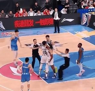 珀赛尔谈跟周琦发生冲突：

“我隔扣了他。”

“我绝杀了他们。”

“这就是答