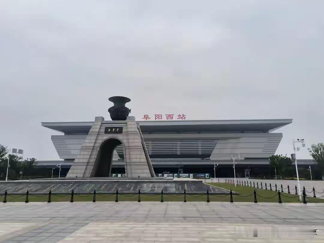 有人比较阜阳、蚌埠谁是皖北一哥。
这也没有什么好比的，
阜阳经济规模、人口远远超