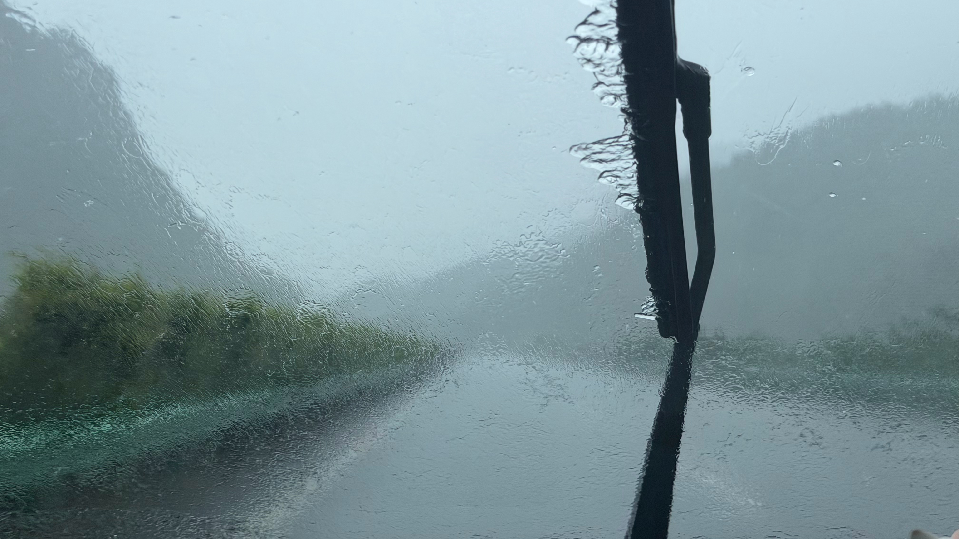 昨天晚上雨太大了，跑了300公里就睡觉了一觉睡到下午13.30，刚出发没多久，又