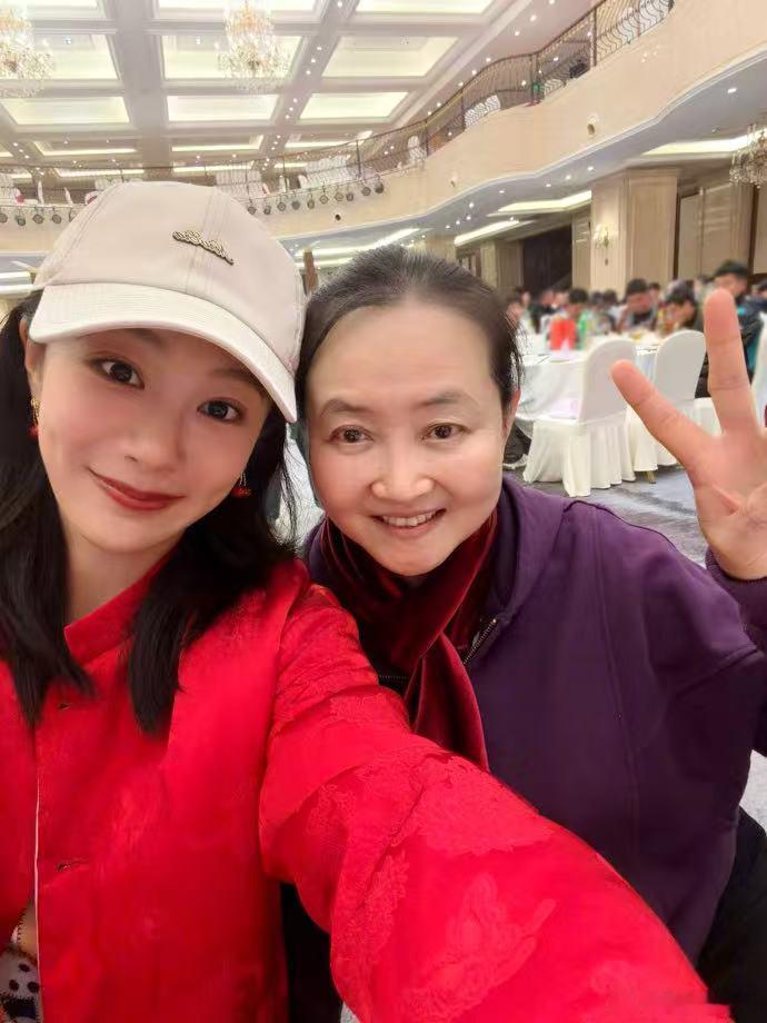 杨紫用文字告别董竹君 谁能不被杨紫的告别信打动！她写董竹君用温柔对抗绝境，说她改