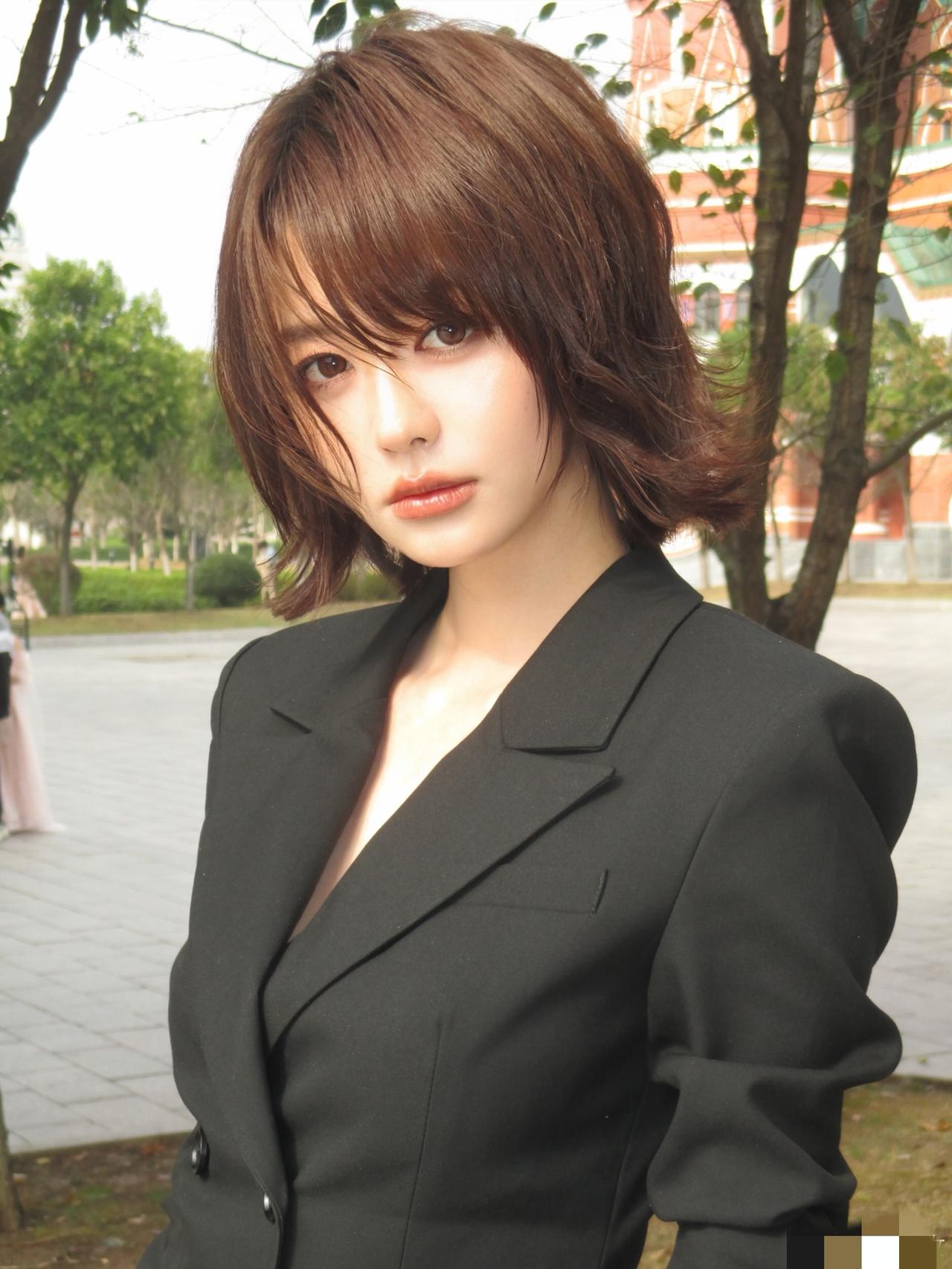 这个世界最让我想不通的人，
就是黄晓明了，
他都经历过了几任感情了，怎么还是跟以