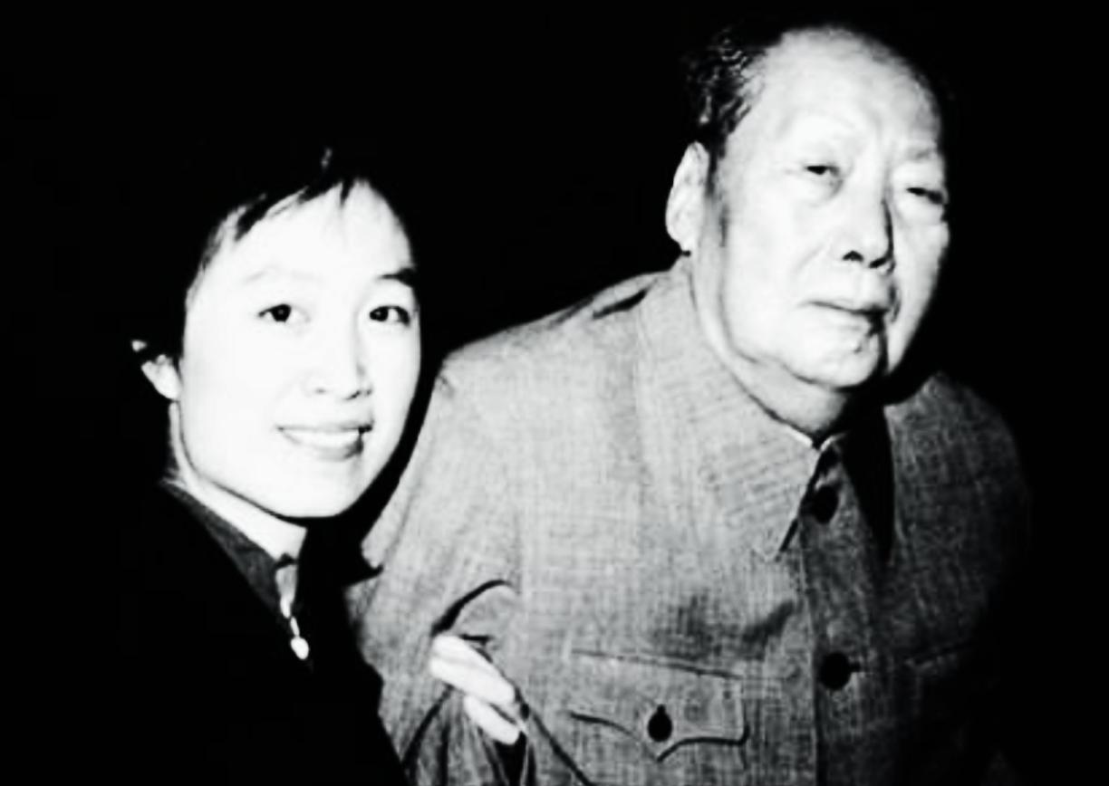 1976年，毛主席病逝的前一天，轻轻地对贴身护士孟锦云说了八个字，护士瞬间湿润了