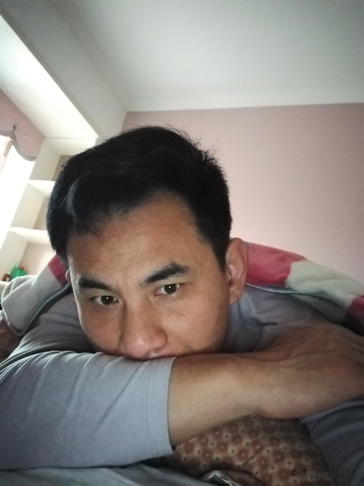 人到中年突然失业，在家躺了十几天，感觉自己都快躺废了。
 
以前上班再累，好歹有