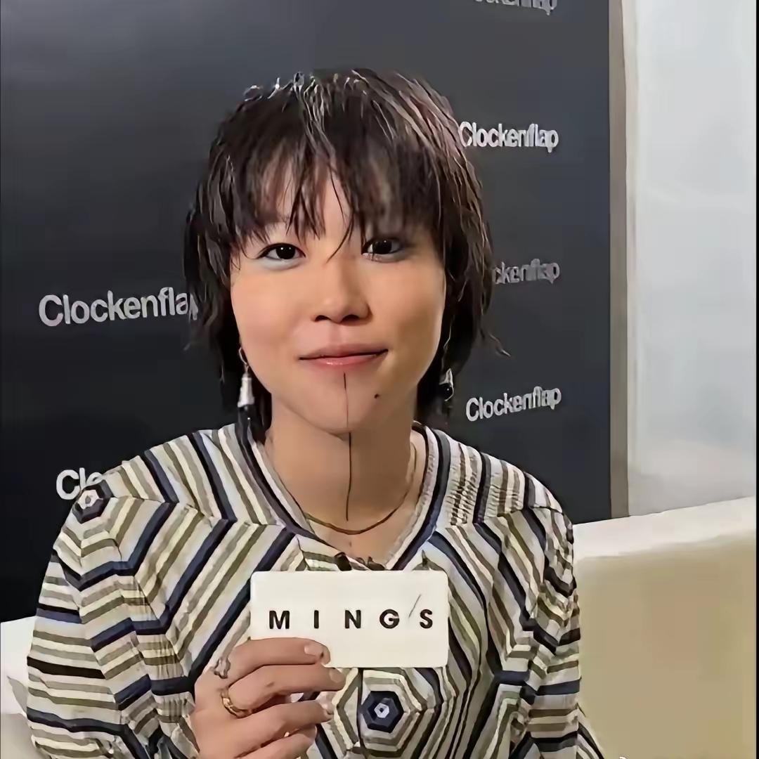 窦靖童不结婚不想当妈妈，
本来想摘除子宫，
王菲坚决不同意。谁能想到活得肆意洒脱