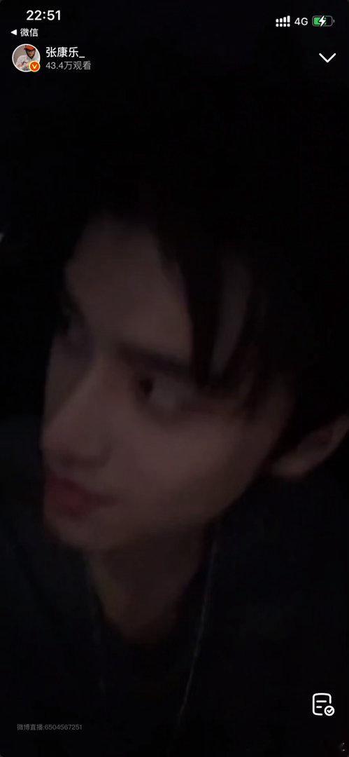 笑死我了一猪叫张康乐就这样看着猪 