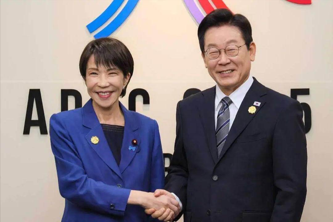 看懵了！高市早苗温泉外交彻底翻车！当众邀李在明泡温泉套近乎，转头就被硬刚怼回：不