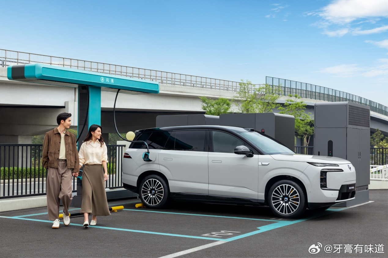 腾势N8L闪充版上市了，价格卡在31.98万到34.98万之间。说实话，现在大六