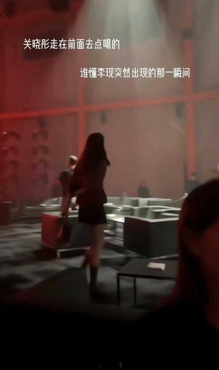 李现关晓彤完全是霸总跟在傲娇富家千金的即视感！俩人都是大气长相，关晓彤腿瘦长直，