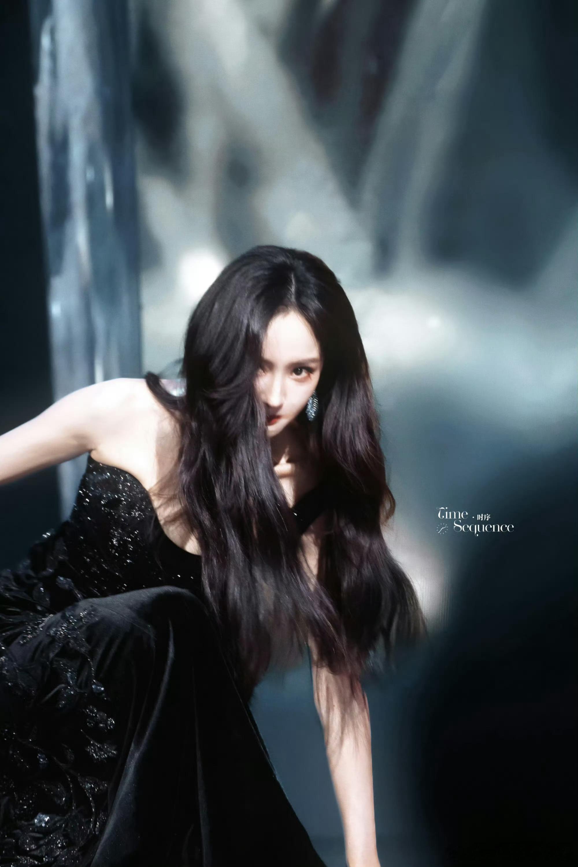 说是今年的女星红毯摔出神图💃🏻幂这个可以，娃娃和孟姐的没看出神 