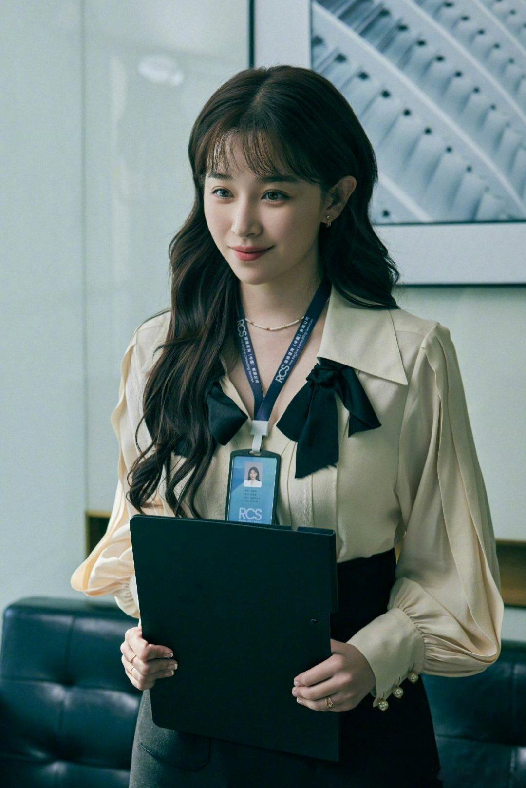 阚清子近照状态乔海伦打卡上班第一天！新剧《夜色正浓》开播，阚清子的造型又美又灵，