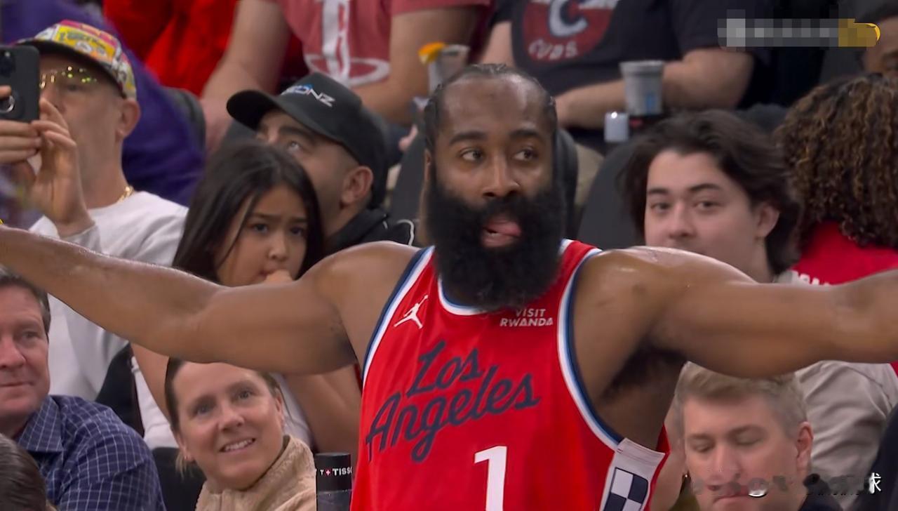 我对快船巨星哈登真是忍无可忍了！在今天快船主场迎战火箭的焦点战中，目前双方的首节