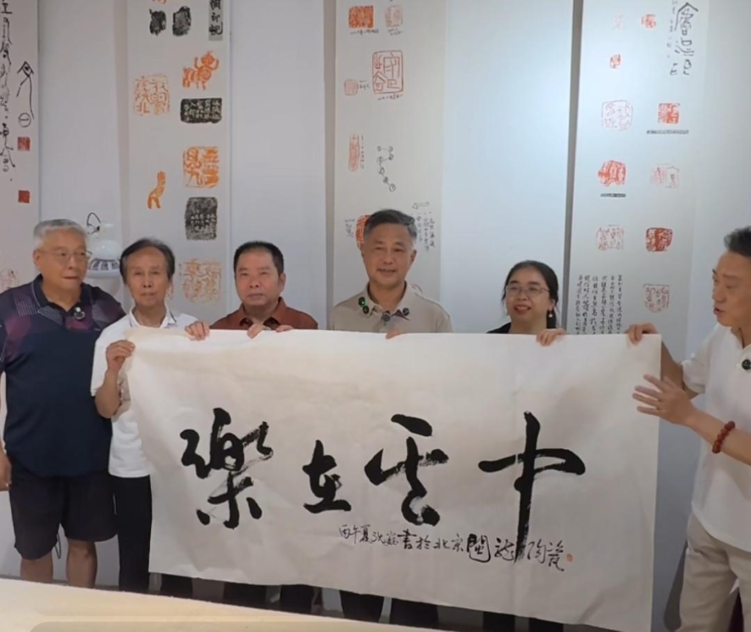 我更新了个性签名：本人深耕上海流浪大师沈巍题材，有关沈巍话题作品累计1000余篇