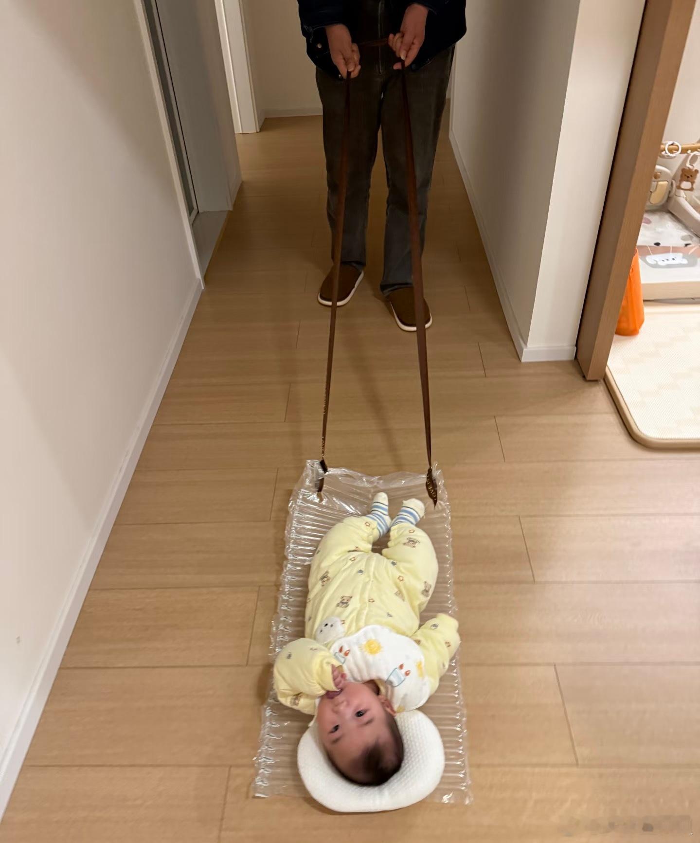 之前一直用包被垫着在爬爬垫上玩，缺点范围太小了且费腰！！！今天发现新大陆啦快递包