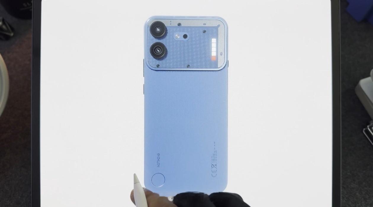 Nothing Phone（4b）官方图，和曝光的渲染图还是有区别的（图二），G