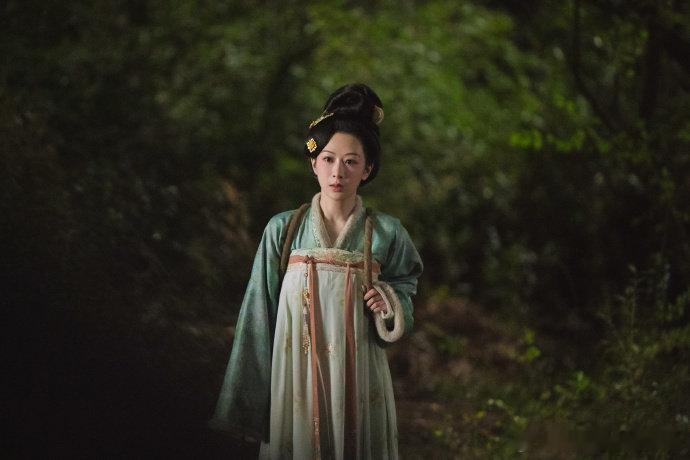 杨紫何惟芳少时不谙事 杨紫不簪金雀钗只簪一株艳 杨紫何惟芳少时不谙事，不簪金雀钗